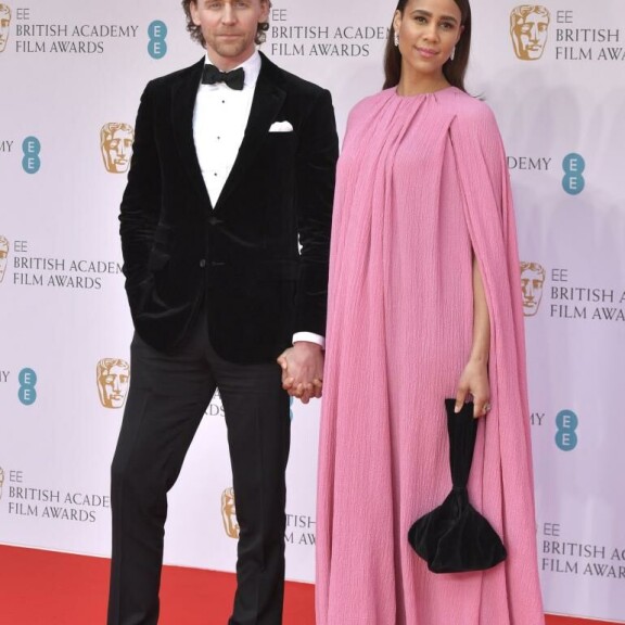 Punaisella matolla Zawe piti sormusta keskisormessa. Tom Hiddleston ja Zawe Ashton