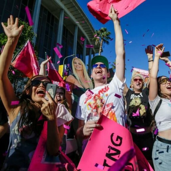 Viime marraskuussa Britneyn tukijat kokoontuivat Los Angelesissa oikeustalon ulkopuolelle, kun laulaja vapautui vuosia kestäneestä isänsä holhouksesta. Free Britney -mielenosoitus