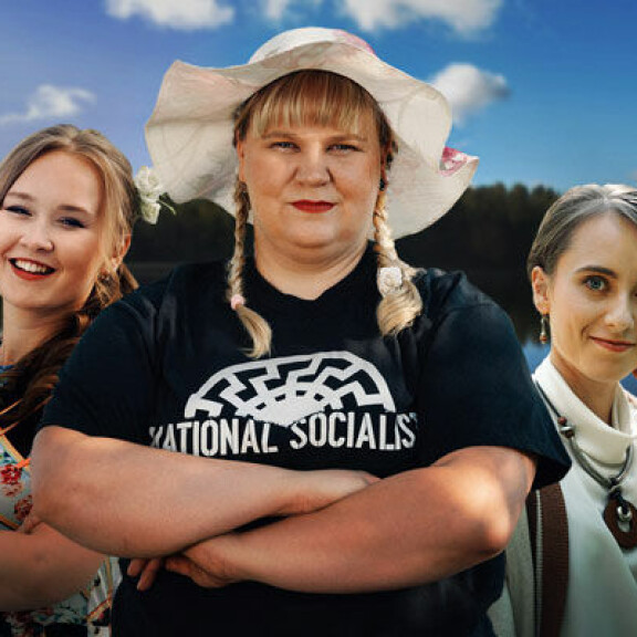 Suomineidot-sarjassa seurataan Elisavetan, Merin ja Jasminan arkea. Merillä on sarjan promokuvassa kansallissosialistien t-paita yllään. Suomineidot-sarjassa seurataan Elisavetan, Merin ja Jasminan arkea.