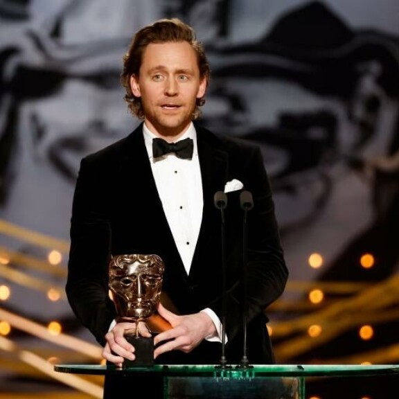 Brittikomistus luovutti parhaan elokuvan BAFTA-palkinnon The Power of the Dog -elokuvalle. Tom Hiddleston