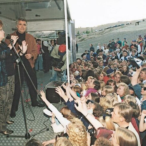 John aiheutti Suomessa fanihysteriaa 1990-luvulla. Hän oli muun muassa vetonaulana Lentäjien juhannuksessa Kauhavalla. John aiheutti Suomessa fanihysteriaa 1990-luvulla. Hän oli muun muassa vetonaulana Lentäjien juhannuksessa Kauhavalla.