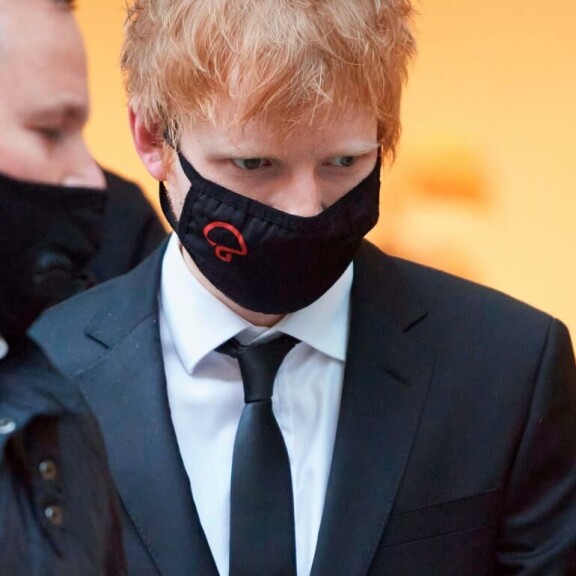 Ed Sheeran saapui käräjille tummassa puvussa. ED SHEERAN