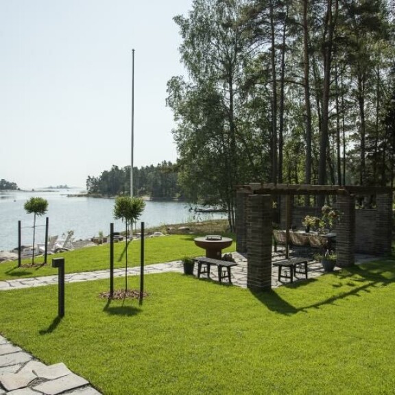Alapihalle syntyi nurmialue ja oleskelutila. huvila&huussi