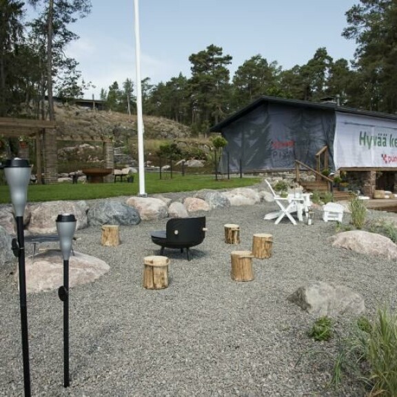 Rannalle rakennettiin tulipaikka. huvila&huussi