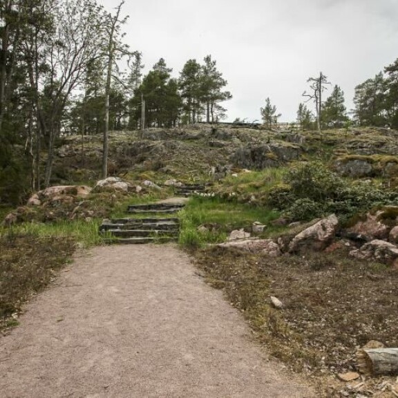 Jyrkän rinnetontin kulkuväyliä muokattiin turvallisemmiksi. huvila&huussi