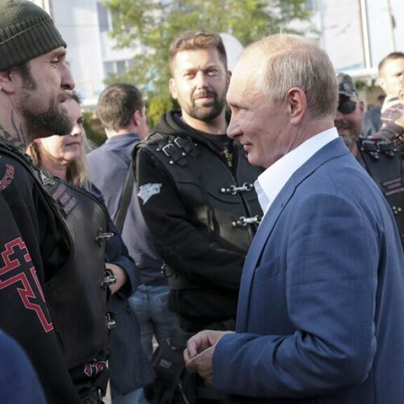 Salaisia lehtolapsia ja oma prätkäjengi – Seiska selvitti Vladimir Putinin taustan: tappelevasta katupojasta Venäjän presidentiksi Yön sudet