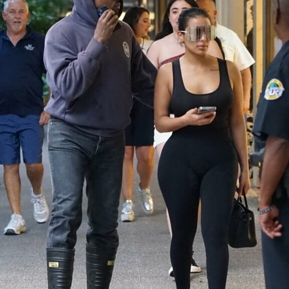 Kanye West, 44, ja Kim Kard... Ei vaan Chaney Jones, 24, ikuistettiin torstaina yhdessä Miamissa. Kanye West, 44, ja Kim Kard... Ei vaan Chaney Jones, 24, kuvattiin yhdessä torstaina Miamissa.