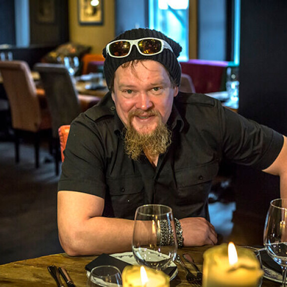 Ville on intohimoinen kokki, ja hän omistaa Suomessa georgialaisen ja neuvostoliittolaisen ravintolan. Haapasalo