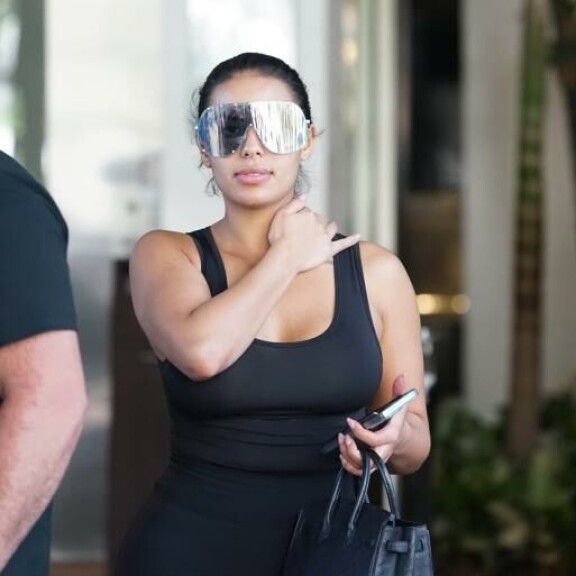 Kimin uusi muusa Chaney Davidson luottaa täysin samanlaiseen lookiin kuin muuan Kim Kardashian. Chaney Davidson luottaa täysin samanlaiseen lookiin kuin muuan Kim Kardashian.