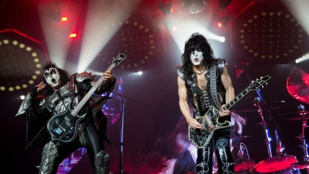 Kääk! Maailmankuulu rock-ikoni palloili Helsingissä muina miehinä – tunnistaisitko tätä setää Gene Simmonsiksi? Kiss