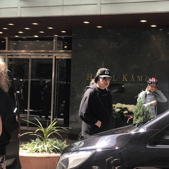 Kääk! Maailmankuulu rock-ikoni palloili Helsingissä muina miehinä – tunnistaisitko tätä setää Gene Simmonsiksi? Gene simmons