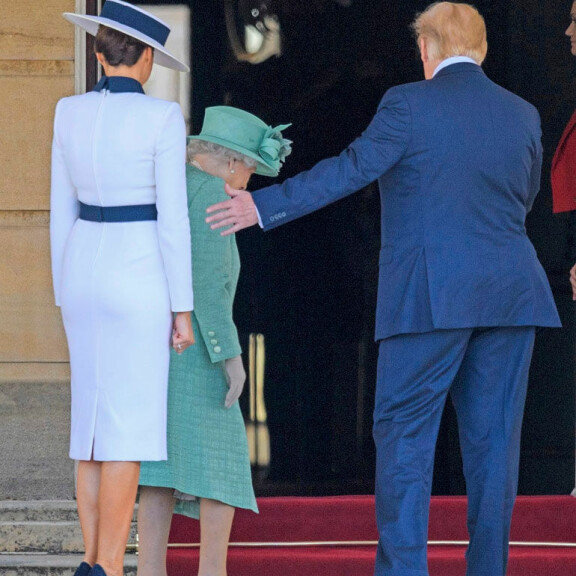 Ei näin! Brittikuninkaallisia ei kosketa kuin kätellessä. Ei näin! Brittikuninkaallisia ei kosketa kuin kätellessä.