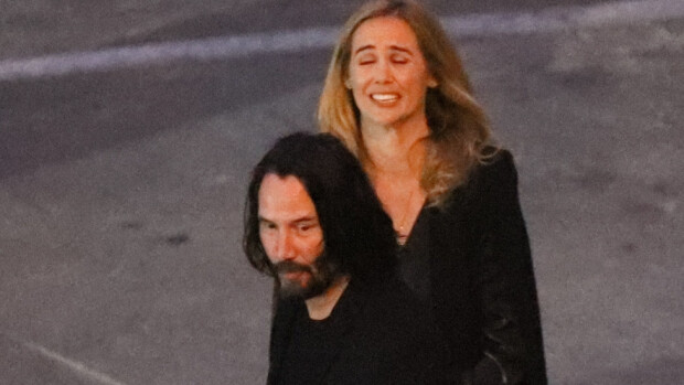 Kuka on mysteerinainen Keanu Reevesin seurassa? Paparazzikuvat muotinäytöksen jälkeen! Keanu Reeves ja mysteerinainen