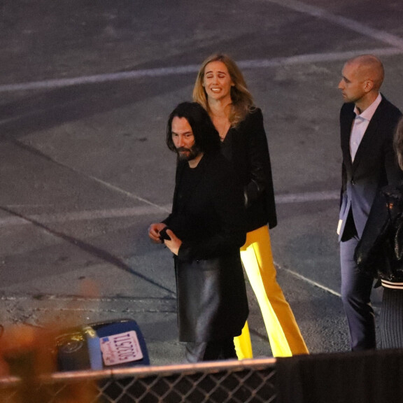 Kuka on mysteerinainen Keanu Reevesin seurassa? Paparazzikuvat muotinäytöksen jälkeen! keanu