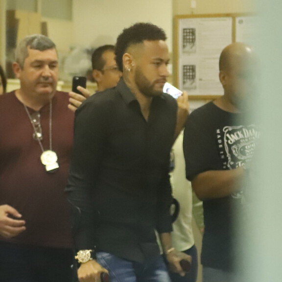 Kuvat: Neymar poliisikuulusteluissa Riossa - raiskaaja vai kiristyksen uhri? neymar