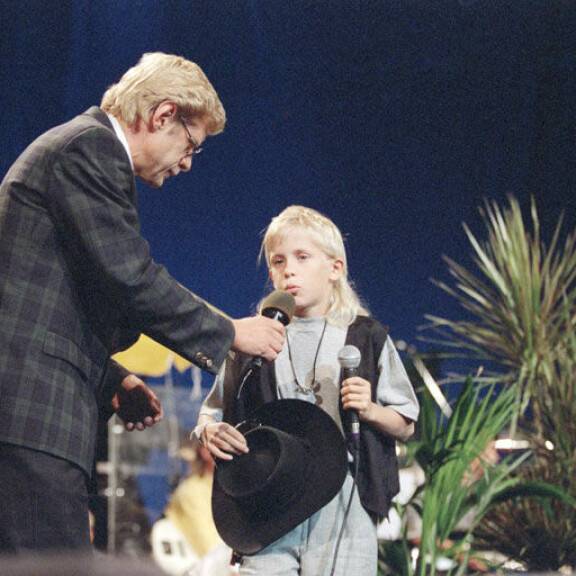 Konsta sellaisena kuin moni meistä hänet muistaa: Tenavatähti-kilpailussa vuonna 1994. Mukana menossa myös legendaarinen pianistivirtuoosi Seppo Hovi. Konsta sellaisena kuin moni meistä hänet muistaa: Tenavatähti-kilpailussa vuonna 1994. Mukana menossa myös legendaarinen pianistivirtuoosi Seppo Hovi.