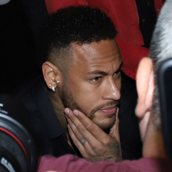 Kuvat: Neymar poliisikuulusteluissa Riossa - raiskaaja vai kiristyksen uhri? Syytön vai syyllinen?