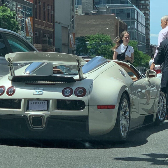 Kalliksi tuli! Näyttelijä Tracy Morgan ryttäsi Bugatti-superautonsa heti ensiajossa ja päätyi sairaalaan! Bugatti