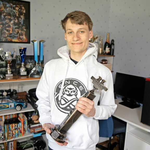 Joona voitti ensimmäisenä ei-korealaisena Starcraft II:n maailmanmestaruuden Anaheimissa Yhdysvalloissa viime vuoden marraskuussa. Joona voitti ensimmäisenä ei-korealaisena Starcraft II:n maailmanmestaruuden Anaheimissa Yhdysvalloissa viime vuoden marraskuussa.