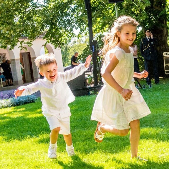 Prinsessa Estelle täyttää pyöreitä – tällaista on Ruotsin hovin päivänpaisteen elämä: Taviselämyksiä isän kanssa Estelle ja Oscar