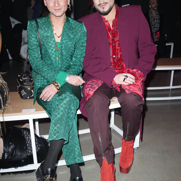 Näyttävä kaksikko istui vierekkäin muotinäytöksessä. Adam Lambert ja Oliver Gliese