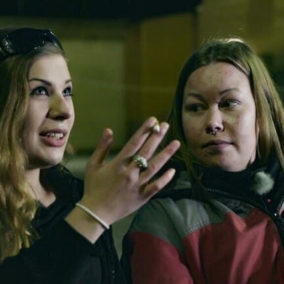 Lilja (oikealla) kertoo tarinansa televisiossa. Lilja