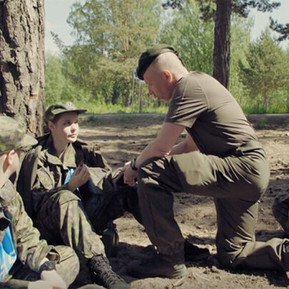 Ina saa hengähtää suorituksensa jälkeen. - Jos kuntosi heikkenee, niin ilmoitusta minulle, Inaa ohjeistetaan. KOmppania ketonen & Gustafsberg