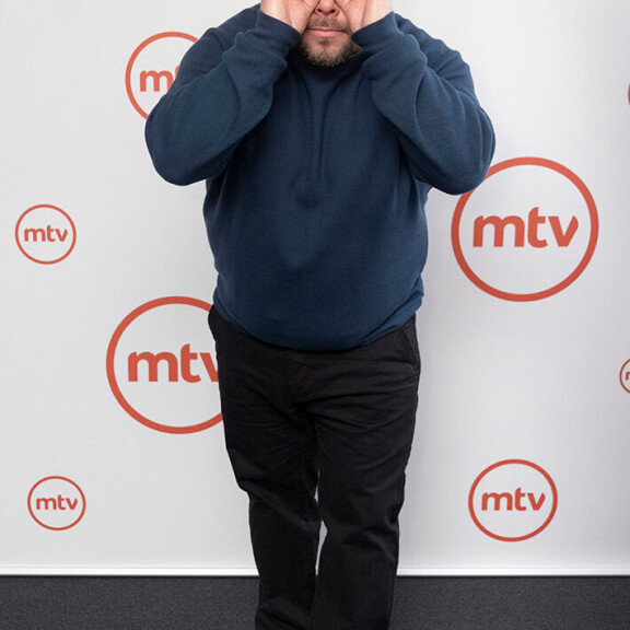 Näyttelijä Mikko Töyssy paljastaa: Näin valmistaudun suoriin Putous-lähetyksiin! Mikko Töyssy