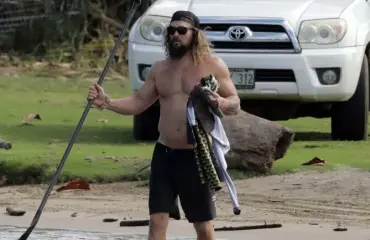 Mikä resupekka! Eronnut Jason Momoa muutti asuntoautoon - majailee kaverinsa pihalla