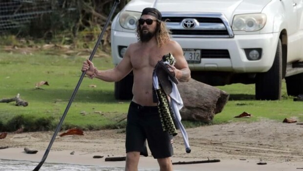 Mikä resupekka! Eronnut Jason Momoa muutti asuntoautoon - majailee kaverinsa pihalla jason momoa