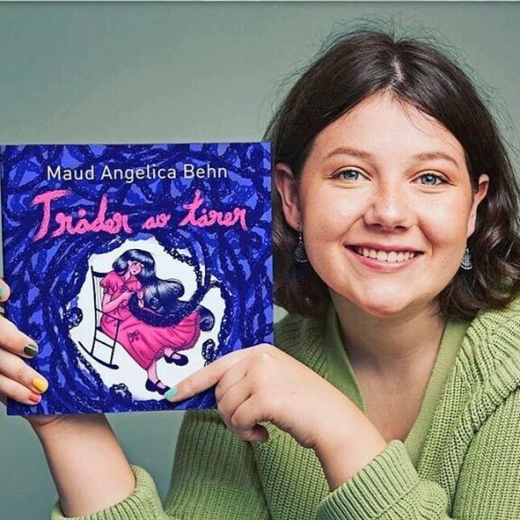Maud on perinyt isänsä taiteellisuuden. Hän piirtää, maalaa ja kirjoittaa. Ylpeä äiti julkaisi kuvan ja kehut sosiaalisessa mediassa. Maud on perinyt isänsä taiteellisuuden. Hän piirtää, maalaa ja kirjoittaa. Ylpeä äiti julkaisi kuvan ja kehut sosiaalisessa mediassa.