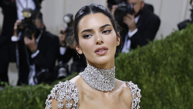 Kendall Jenner ilakoi lumihangessa - vain vaatteet unohtuivat! Katso rohkeat kuvat Kendall Jenner