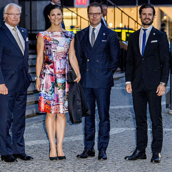 Lapsilleen Silvia on puhunut kotikielenä ruotsia. Ruotsin hallitsijapari Kaarle Kustaa ja Silvia, kruununprinsessapari Victoria ja Daniel, prinssi Carl Philip ja prinsessa Madeleine