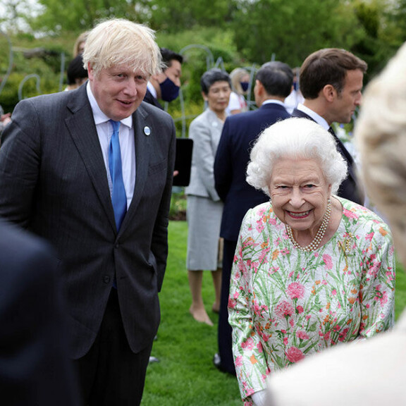 Elisabet ja Boris Johnson pitävät tiiviisti yhteyttä. Kuningatar Elisabet ja pääministeri Boris Johnson