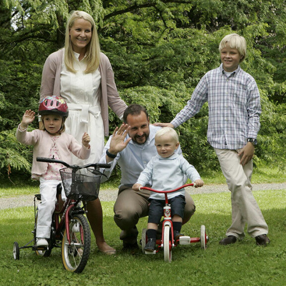 Haakon ja Mette-Marit olivat alun perin valinneet tyttärensä nimeksi Tyra Eufemia. Vanhemmat peruivat nimiaikeensa viime hetkellä, koska epäilivät nimeä liian erikoiseksi. Norjan kruununprinssipari Haakon ja Mette-Marit sekä prinsessa Ingrid, prinssi Sverre ja Marius Borg Höiby