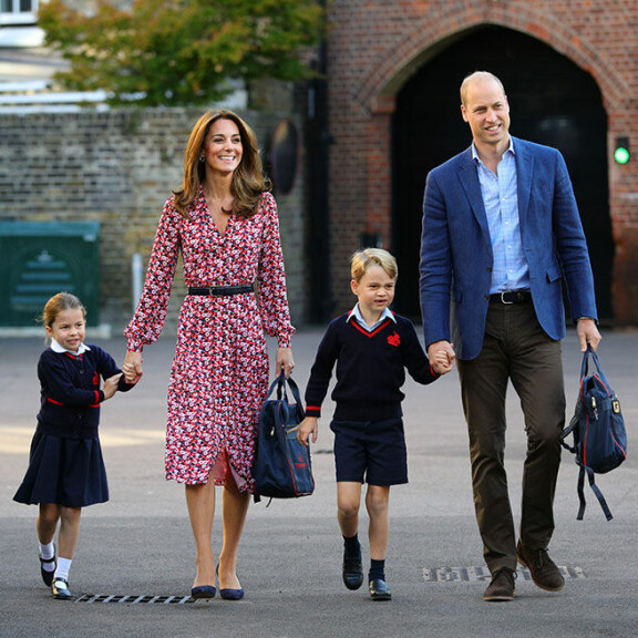 Yksityiskoulussa George ja Charlotte ovat tasavertaisia muiden oppilaiden kanssa ilman erityiskohtelua. Cambridgen herttuapari William ja Catherine sekä prinssi George ja prinsessa Charlotte