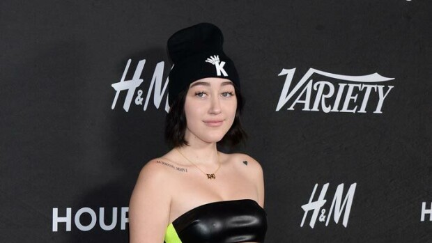 Miley Cyrusin Noah-sisko paljasti kurvinsa narubikineissä – rantaelämä houkuttelee vähäpukeisia maailmantähtiä Noah Cyrus