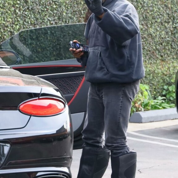 Kanye näyttäytyi seuraavana aamuna kärttyisän oloisena. Kanye näyttäytyi seuraavana aamuna kärttyisen oloisena.
