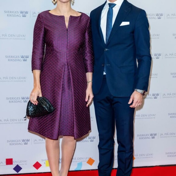 Prinsessa Sofia edusti tyylikkäässä fuksianpunaisessa mekossa ja sävy sävyyn olevissa kengissä. prinsessa Sofia, prinssi Carl Philip