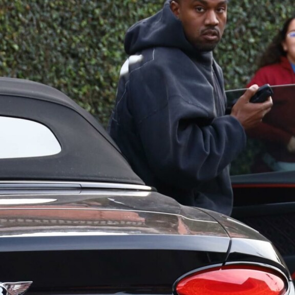 Kuvaajat saivat Bentley-loistoautonsa ympärillä pyörineeltä miljonääriräppäriltä tuimia katseita. Kanye tuijotti tuiman näköisenä kuvaajia.