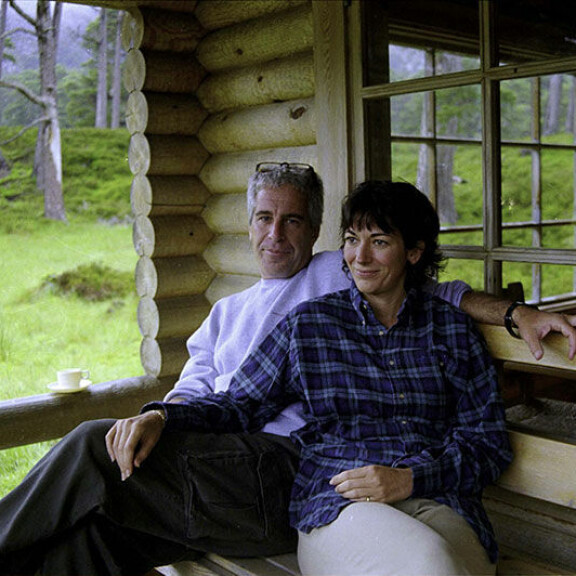 Epstein ja Maxwell kuvattuna kuningatar Elisabetin skottilaisen linnan tiluksilla. Jeffrey Epstein ja Ghislaine Maxwell