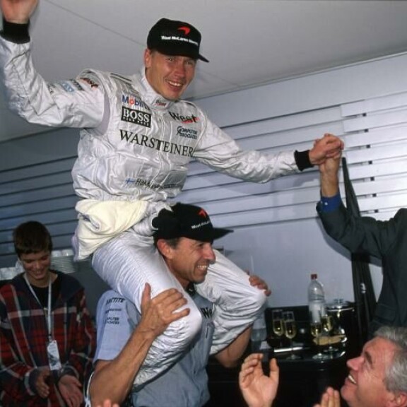 Mika on mestari! Mika Häkkinen kaasutteli Martinlaaksosta moottoriurheilun kuninkuusluokkaan. Mika Häkkinen kaasutteli Martinlaaksosta moottoriurheilun kuninkuusluokkaan. Kuva F1-osakilpailusta vuodelta 1996.