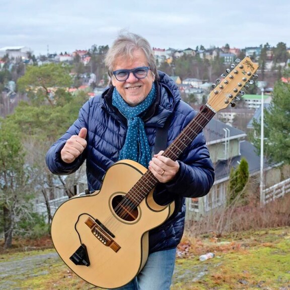 Mikko Alatalon hittejä ovat muun muassa Känk-käränkkä, Maalaispoika oon, Rikoo on riskillä ruma sekä Suojelusenkeli. Mikko Alatalon hittejä ovat muun muassa Känk-käränkkä, Maalaispoika oon, Rikoo on riskillä ruma sekä Suojelusenkeli.