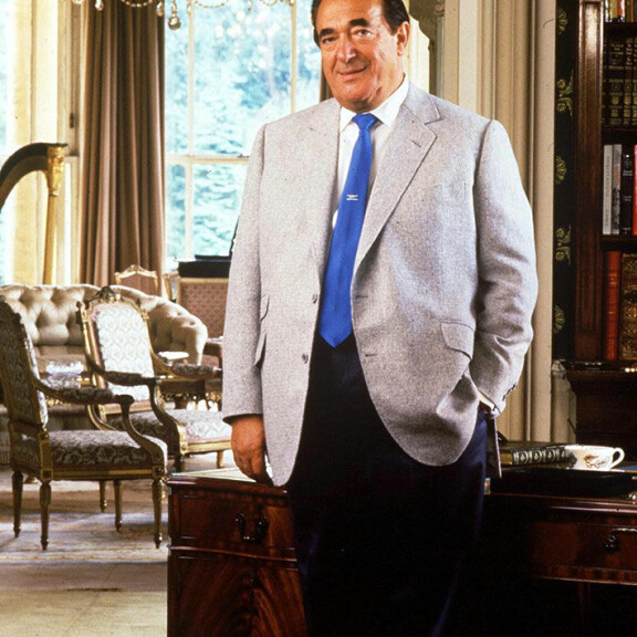 Robert Maxwellin kuoleman jälkeen selvisi, että hänen talousimperiuminsa oli pysynyt kasassa laittomin keinoin. Robert Maxwell