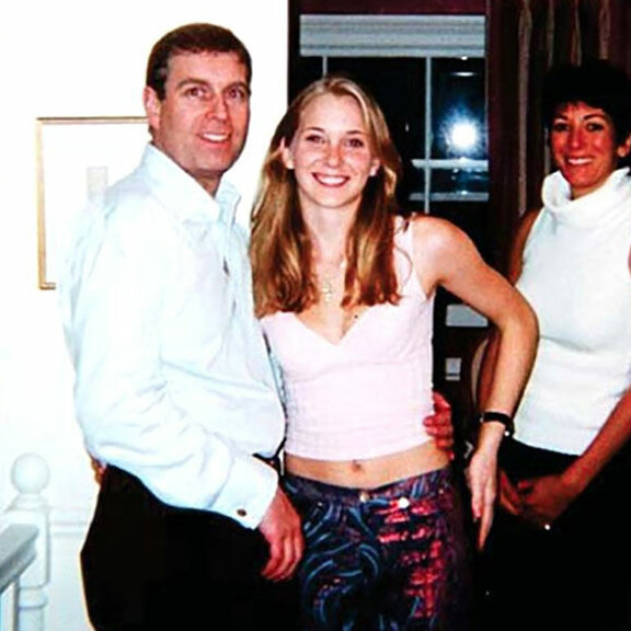 Andrew'n ja Virginian tapaamisesta on kuvatodiste vuodelta 2001. Prinssi Andrew, Virginia Roberts ja Ghislaine Maxwell