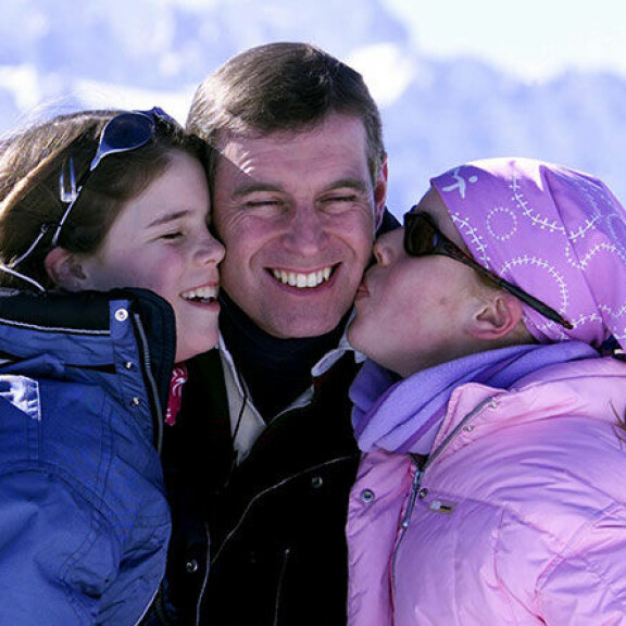 Talvella 2001 Andrew vei lapsensa laskettelulomalle Sveitsiin. Perheellä ei ollut mitään tietoa prinssin yhteyksistä seksirikollisiin. Prinssi Andrew sekä prinsessat Beatrice ja Eugenie