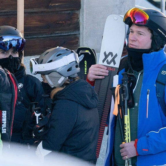 Andrew'n tyttäret Eugenie ja Beatrice jonottivat puolisoineen rinteeseen Verbierissä. Sarah oli jäänyt mökkiin hoitamaan lapsenlapsiaan. Prinsessat Beatrice ja Eugenie sekä Jack Brooksbank