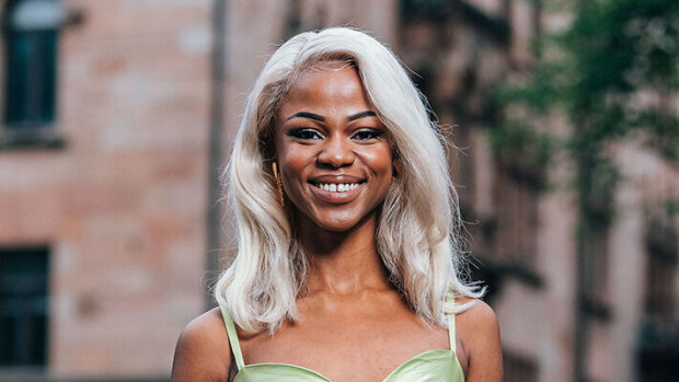 Ei herkille! Sinkut paljaana -tähti Aja Daffeh paljastaa, miten hänet silvottiin pikkutyttönä: 'Kuulin, kuinka veitsiä lyötiin yhteen' Aja Daffeh