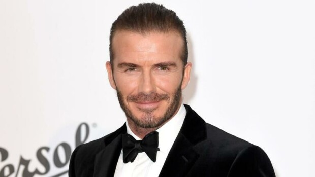 Wau, mitä kolleja David Beckhamin pojista kasvoikaan! Fanit huomasivat perhepotretin hilpeän yksityiskohdan David Beckham