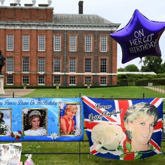 Ihmiset muistivat viime kesänä prinsessa Dianaa, joka olisi täyttänyt 60 vuotta. Kensingtonin palatsin edusta täyttyi valokuvista ja kukista. Kensingtonin palatsi